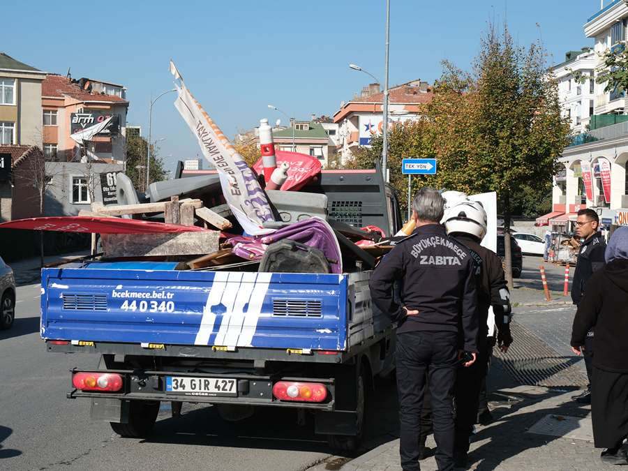 Büyükçekmece’de İzinsiz Reklam ve Dubalar Kaldırıldı