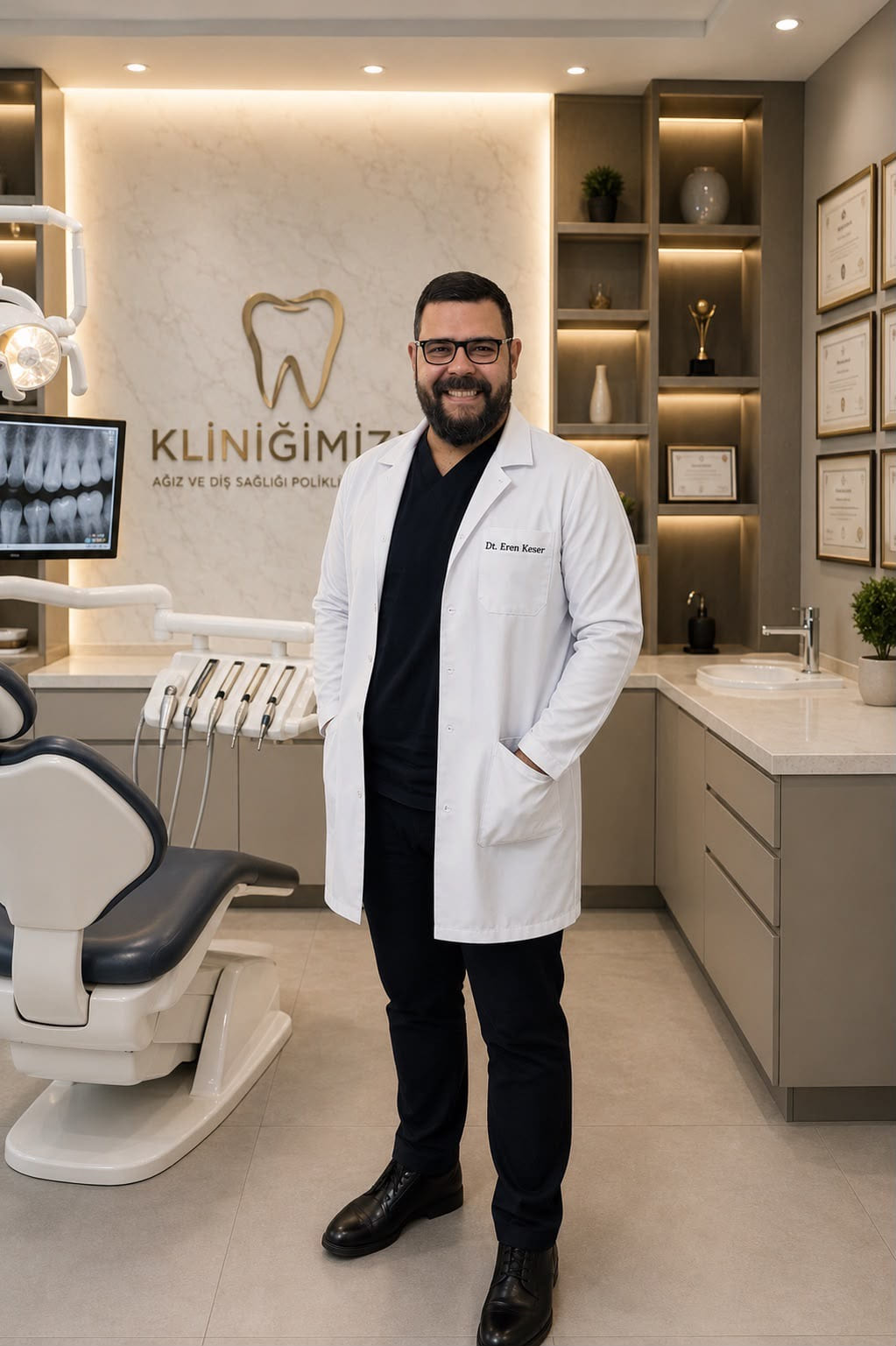 Diş Hekimi Eren Keser, beyaz önlüğüyle klinikte.