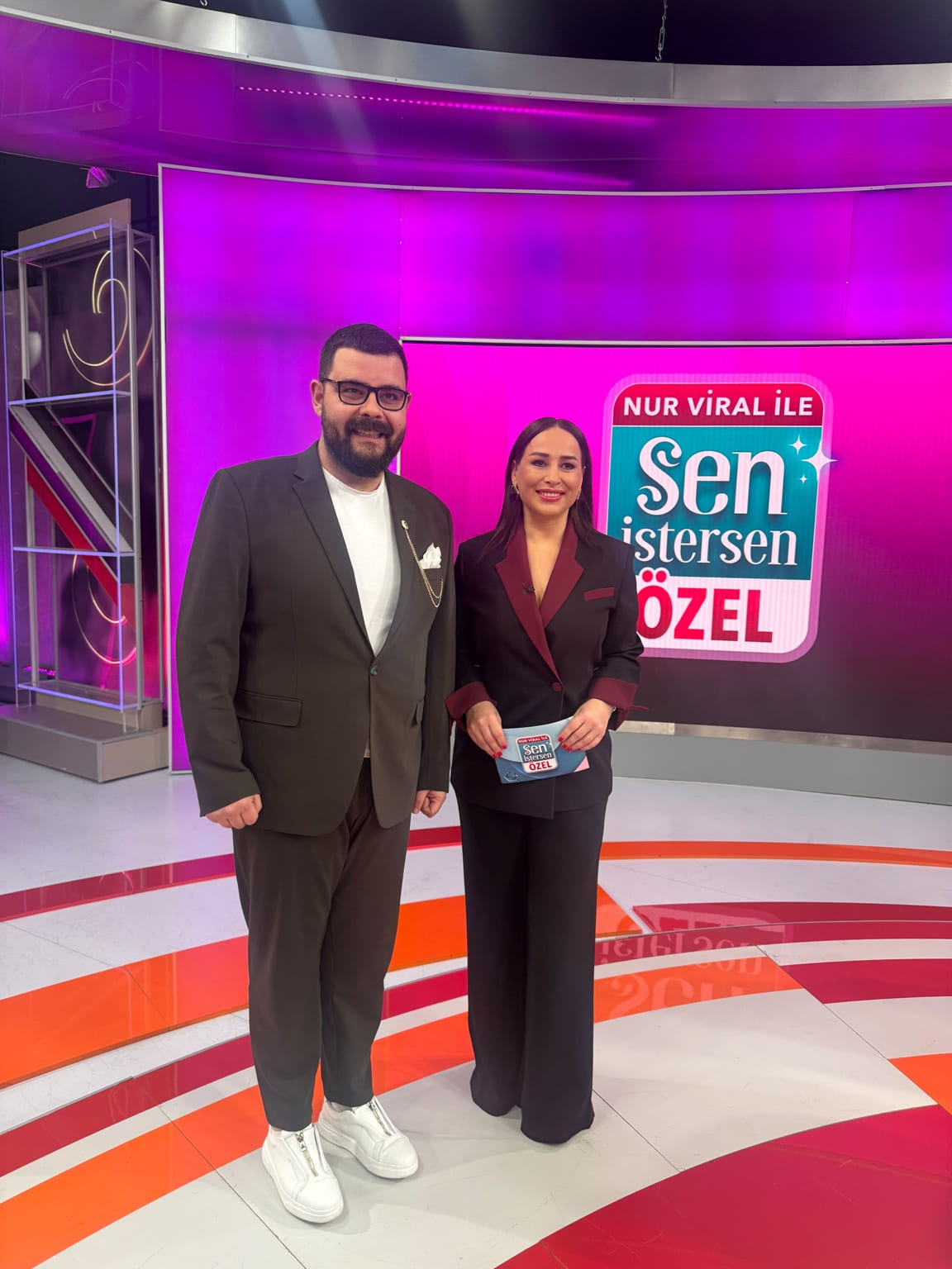 Diş Hekimi Eren Keser, Nur Viral ile televizyon stüdyosunda.
