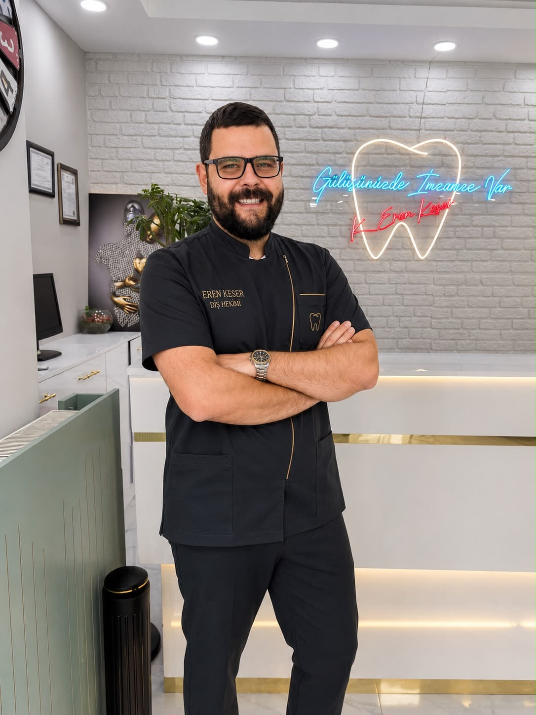 Diş Hekimi Eren Keser klinikte.