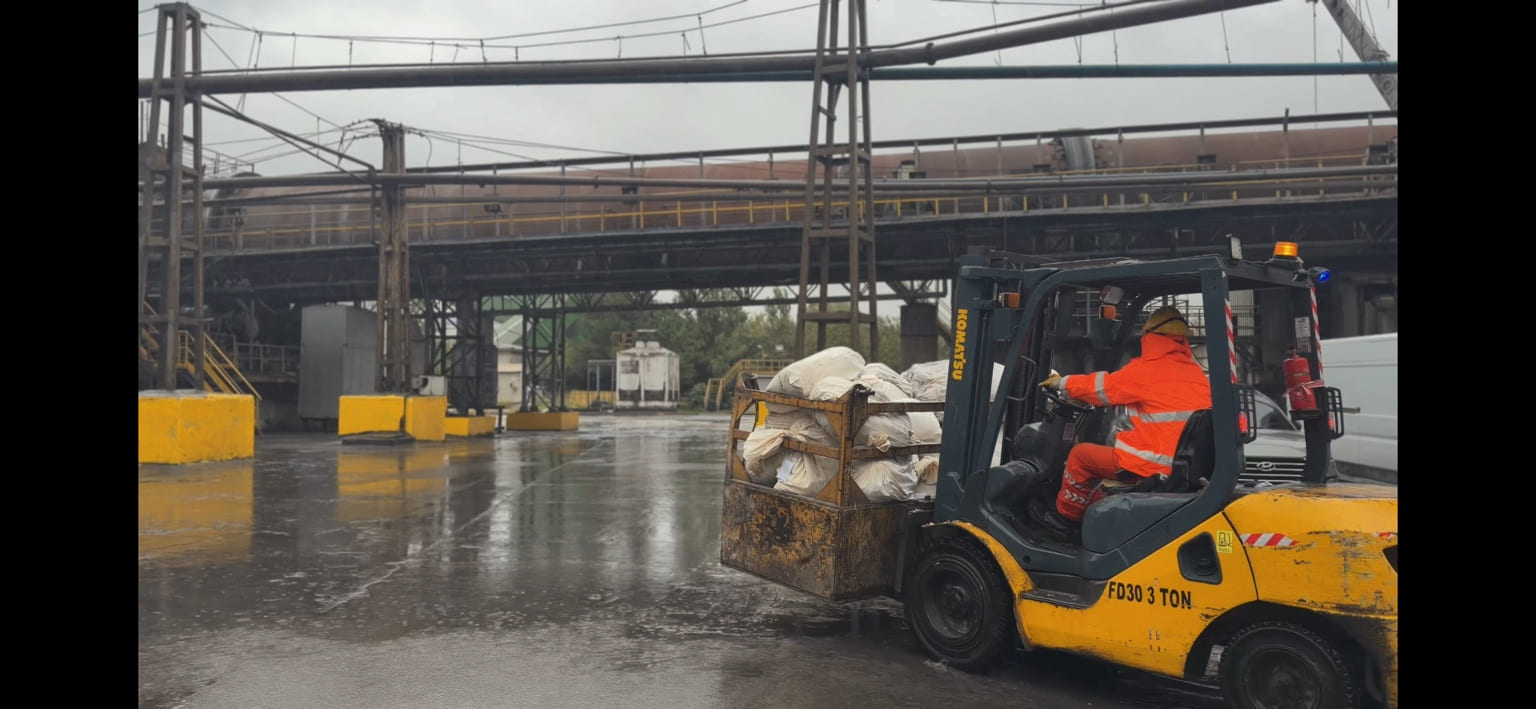 İmha edilecek uyuşturucu çuvalları fabrika sahasında forkliftle taşınıyor.